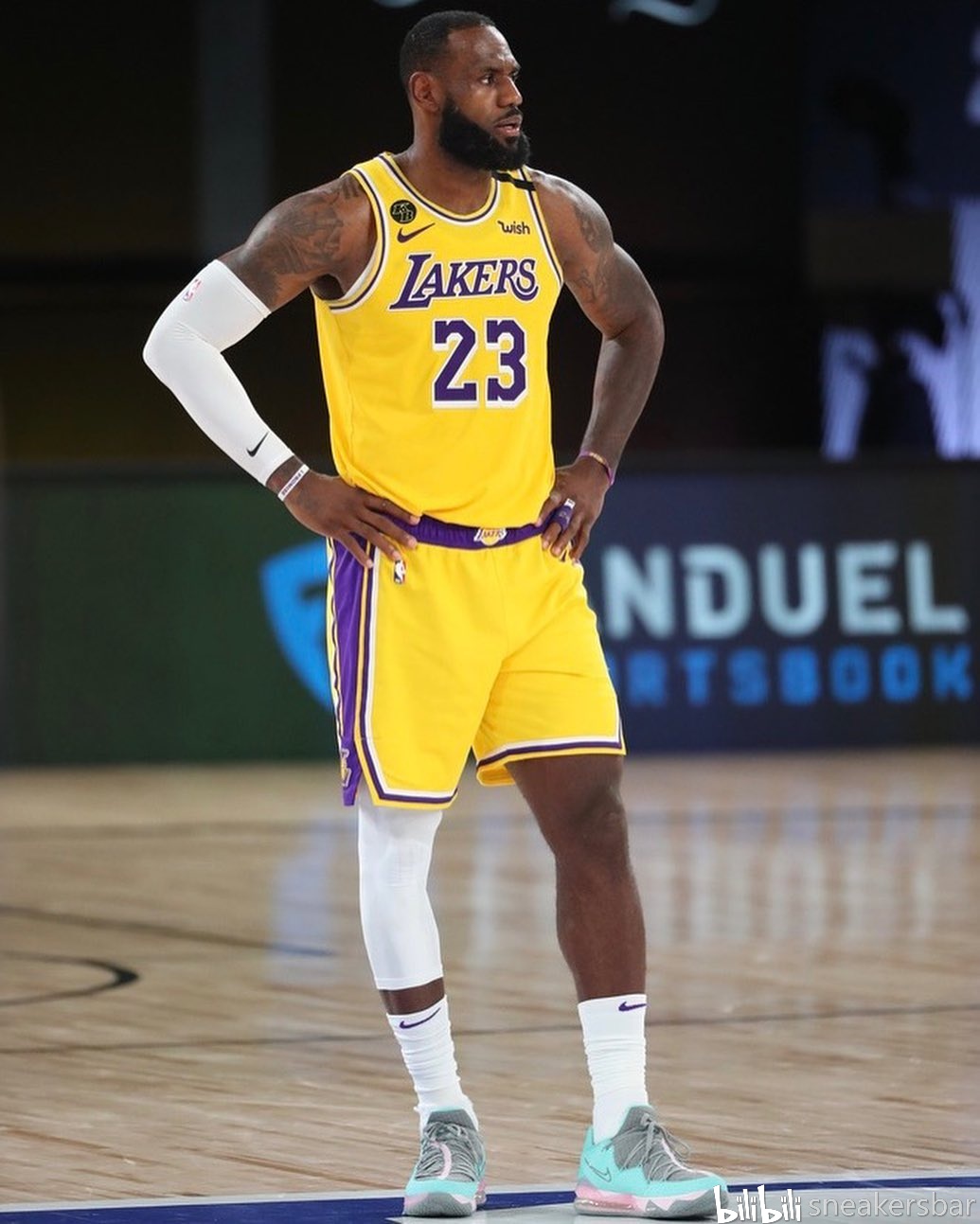 在激烈竞争 在激烈竞争